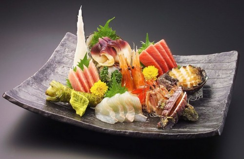 ネタのよさを堪能できる『刺身盛合せ』。地酒とよく合います