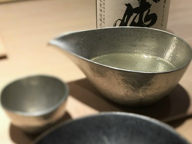 握りや肴、そしてお酒を肩ひじ張らずに楽しんでください。