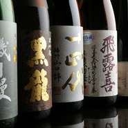 料理や蕎麦に合わせて楽しめるお酒は、日本酒が常に15～20種、焼酎が2種と豊富にそろいます。特筆すべきは、千葉・飯沼本家でつくる山田錦の純米大吟醸『あさだ』。杜氏が料理に合う酒を仕込んでいます。