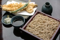こだわりの活け〆穴子の天ぷらを添えた『穴子天せいろ』