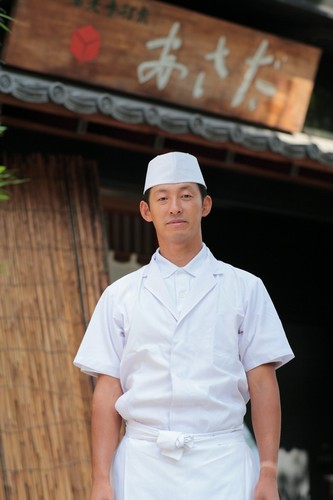 【あさだ】の暖簾を守る八代目の粕谷育功さん