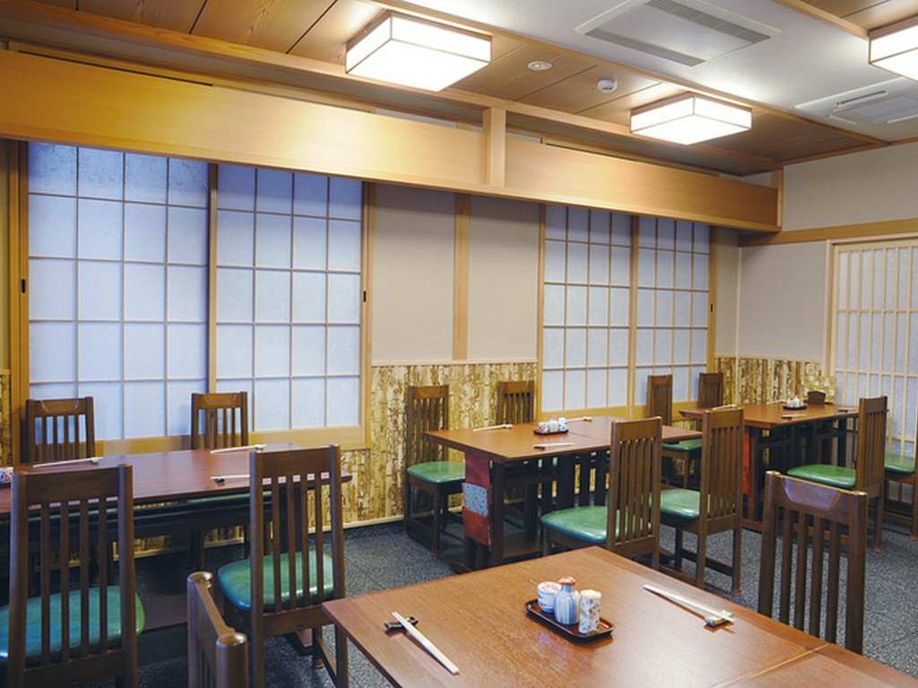 ゆったりとした間取りの2階テーブル席