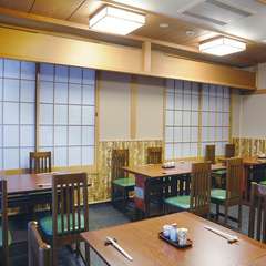 ゆったりとした間取りの2階テーブル席
