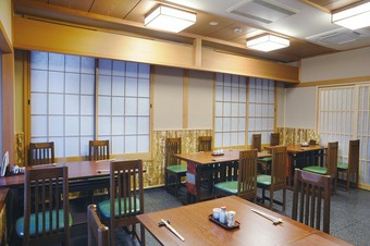 大人の空間で日本料理やそば、日本酒を堪能できる店内