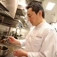 厳選された素材を使い、調理をした時の料理の温度や、皿の上での広がり具合なども考慮した上で、料理をつくり上げる原田シェフ。運ばれてきた瞬間にふわりと漂う料理の香りが、至福のひとときを演出します。