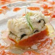 「穴子のスペシャリテをつくりたい」と試行錯誤を重ねた逸品。香草と穴子を交互に重ねて蒸し、フルーツトマトと花山椒を添えて仕上げました。テーブルに届いた瞬間に立ちのぼる香りが食欲をそそります。