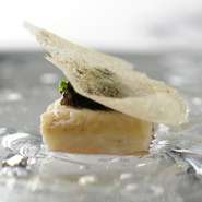 鰻を蒸して桜のチップでいぶし、皮はパリッと焼き上げ、ジャガイモのフィルムを添えた一口アミューズです。