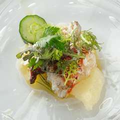 炭火で仕上げる『焼きタラバ蟹のサラダ　アロマフレスカ風』