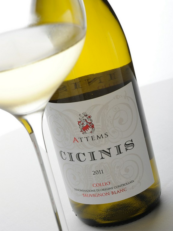 イタリアを中心に350種ものワインがそろいます