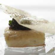 鰻を蒸した後、桜のチップで燻し、皮はパリッと焼き上げて、ジャガイモのフィルムとキャビアを添えました。