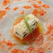 ここをオープンする時の「穴子のスペシャリテ」として生み出した料理です。ハーブと穴子の重ね蒸しに、フルーツトマトで甘みと酸み、花山椒で風味を加えました。食卓に届けたときに立ち上る香りを楽しんでください。