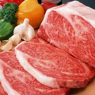 産地は敢えてうたいませんが、特にこだわっているのは牛ロース。お店で使っているのは、程よい脂がのった、雌牛のA4等級で、脂の質まで指定し、熟成20日前のものを仕入れるようにしています。