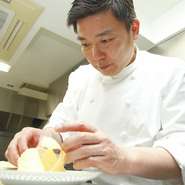 お店に来店するお客様に「楽しかった」と言われる料理を、提供し続ける濱崎シェフ。料理を出す前にお客様の席に出向き、挨拶をしながら好みや嗜好を察知して、料理を出すタイミングや好みなどを確認しています。