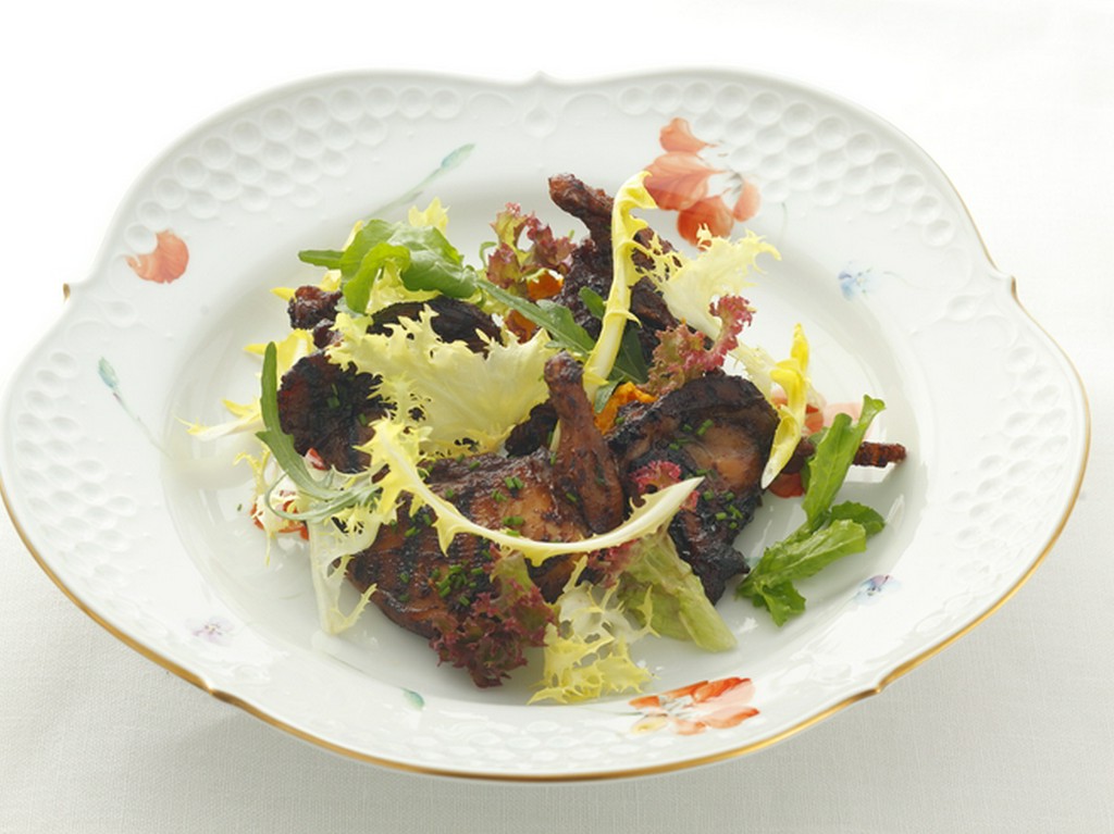 『うずらのグリル蜂蜜とバルサミコ風味　ニンジンのスフレ添え』