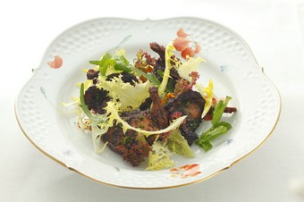 『うずらのグリル蜂蜜とバルサミコ風味　ニンジンのスフレ添え』