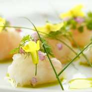 レモンでマリネした伊勢エビと、塩・昆布で軽くしめたヒラメに、キャベツの花やチャービルなどを添えて。