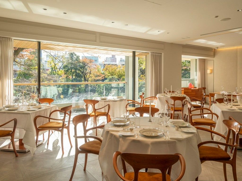 白と茶を基調とした店内