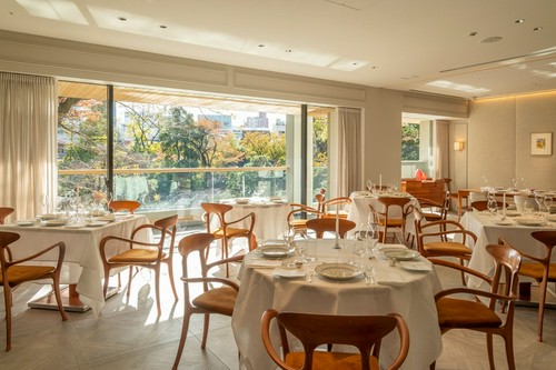 白と茶を基調とした店内