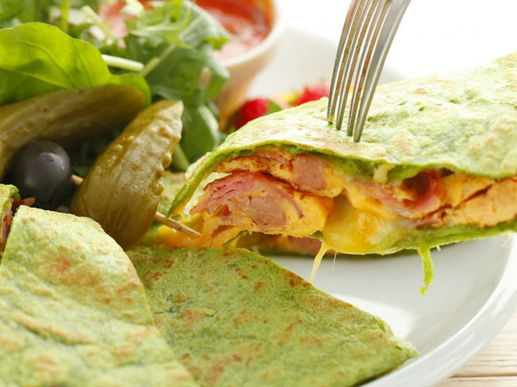 新鮮な野菜やフルーツ、卵をたっぷりと使っています