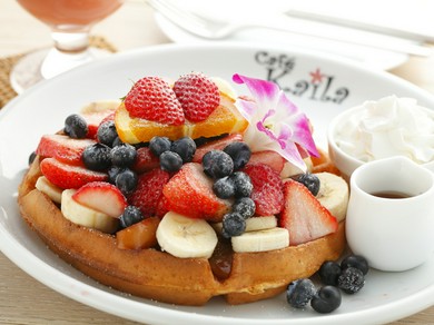 誕生日や記念日に、華やかなパンケーキやワッフルでパーティー