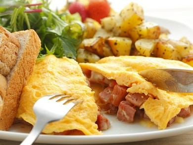 料理とデザートをシェアする食事スタイルがおすすめです