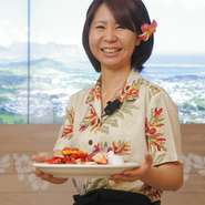 ハワイの雰囲気をそのまま持ってきたようなホールでは、アロハシャツを着て、髪に花を飾った明るく元気なスタッフが、「愛情」というスパイスを盛り込んだ料理を笑顔で運んでくれます。