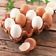 料理の要となる卵には特にこだわり、生で食べられるほど新鮮で濃厚な味わいの奥久慈卵を使用しています。『エッグベネディクト』にかけるオランデーズソースも卵黄のみを使用し、より深い味わいを追求していますね。