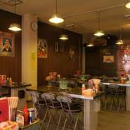 広いスペースにテーブルがゆったりと並べられている、インテリアが昭和にタイムスリップしたかのような店内。焼き肉はそれぞれのテーブル上の七輪で焼くスタイルで、くつろぎながら食事が楽しめます。