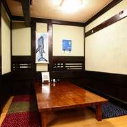 店内奥にある個室のお座敷は、周りを気にせずくつろげるのが魅力。自慢の味を満喫できるコース料理には、飲み放題も付けられるとか。ファミリーやグループで過ごすもよし、和やかな時間をどうぞ。