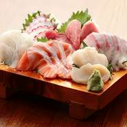 彩りも鮮やかに盛り付けられた鮮魚6種。ボリューム満点！　旬の味をリーズナブルな価格でご堪能あれ。