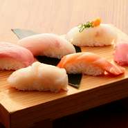 鮮度抜群のネタに舌鼓！　その日の旬魚で握る寿しと、今宵選んだ一杯でまったりと粋な時間をどうぞ。
