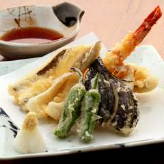 カラリとあがった大きな海老天が魅力的『天ぷら盛り合わせ』