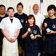 店内に一歩入ればそこは、アットホームな空気漂う居心地のよい空間。自慢の料理をゆっくりと満喫できます。