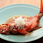 三宅島から直送している上質な金目鯛が美味。今宵選んだ一杯とともに、乙な時間をどうぞ。