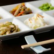 ワインにこだわっているだけあって前菜も豊富。季節野菜や「但馬牛」など和牛の様々な部位を楽しめます。