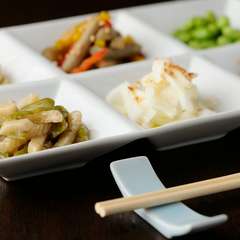 季節の野菜も取り入れて、ワインがすすむ前菜の数々