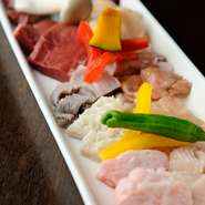 幼い頃から肉を見て育ったので、『牛肉』の肉質、脂質の見極めには熟練の目利きが光ります。鮮度抜群の『ホルモン盛り合わせ』や希少部位も自信を持ってお勧めします。