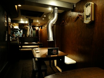 ワインとお肉を堪能できる落ち着いた店内