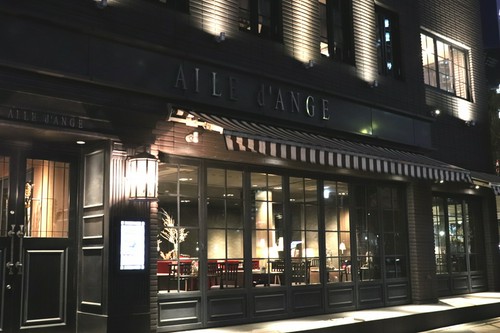 昼は堂々とした外観。夜はライトアップされムード満点に