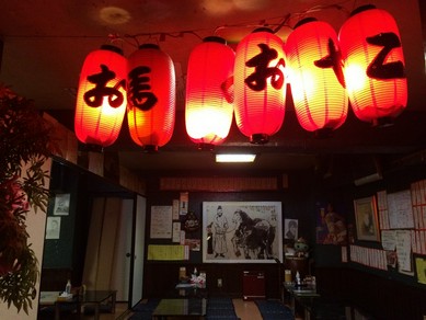 店内には赤提灯が…