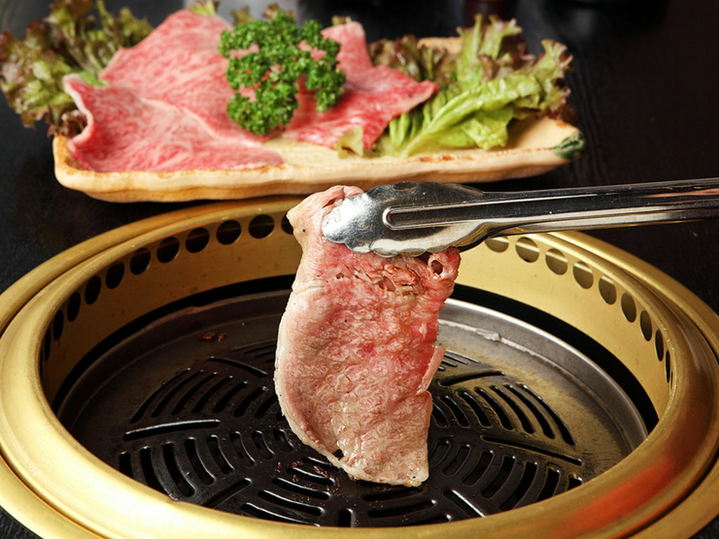 お肉の旨味を堪能できる『みかわ牛炙り焼きしゃぶ』　上／並