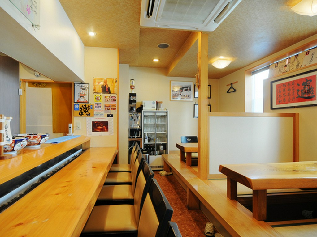 カウンター・テーブル席