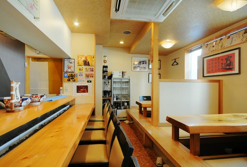 カウンター・テーブル席