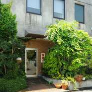 美味しい肉を食べたいなら、ここ【ジュージュ亭】！　表の道から一本奥に入った通りにあるお店は知る人ぞ知るお肉の旨い店！　食肉のプロが出す本物の味をぜひお楽しみください。