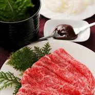 タレをつけない最高峰の焼肉。最高肉をライスに乗せチシャで巻いて、そのままお召し上がりください。