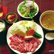 カルピー／ロース／ハラミ／タン／ライス／スープ／ミニサラダ／ウーロン茶