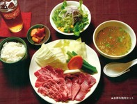 カルピー／ロース／ハラミ／タン／ライス／スープ／ミニサラダ／ウーロン茶