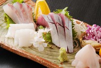 足赤海老塩焼き:880円～
小烏賊バター炒め:770円
烏賊の塩辛:440円
えいひれ:500円
にろぎ炙り:550円
がしら唐揚げ:550円
やけど(はだかいわし)唐揚げ:660円
まんぼう唐揚げ：700円
穴子の昆布茶干し:1000円
他