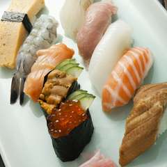 地元の新鮮魚介を使ったバラエティ豊かなメニュー