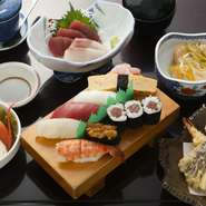 上にぎりに小鉢や天ぷらが付いたちょっと贅沢なセット。お腹いっぱい食べたい方にオススメです。